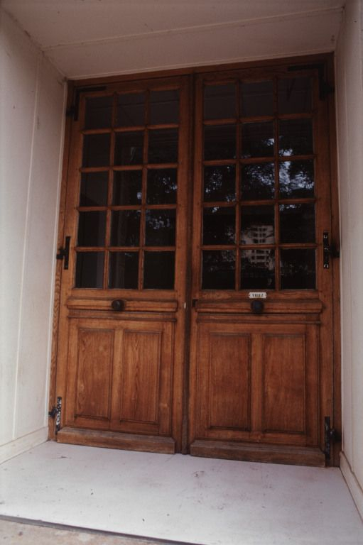 Vue de la porte d'entrée du bâtiment principal. © Jean-Luc Duthu / Région Bourgogne-Franche-Comté, Inventaire du patrimoine - 2003