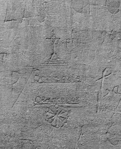 Graffitis sur l'aile militaire du bâtiment principal. © Jean-Luc Duthu / Région Bourgogne-Franche-Comté, Inventaire du patrimoine - 2003