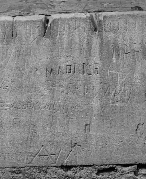 Graffitis sur l'aile militaire du bâtiment principal. © Jean-Luc Duthu / Région Bourgogne-Franche-Comté, Inventaire du patrimoine - 2003