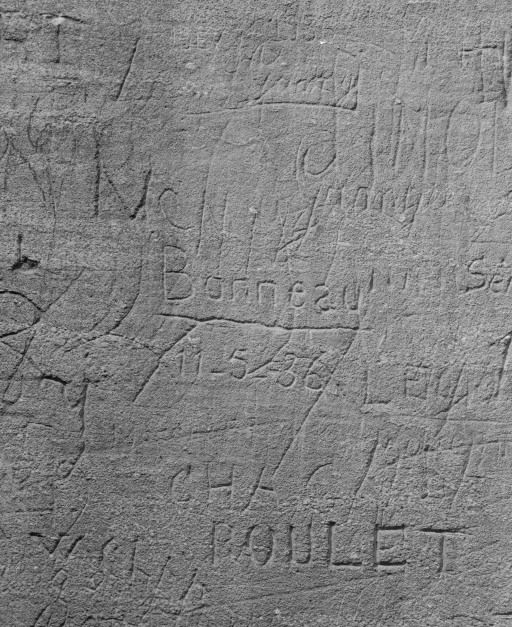 Graffitis sur l'aile militaire du bâtiment principal. © Jean-Luc Duthu / Région Bourgogne-Franche-Comté, Inventaire du patrimoine - 2003