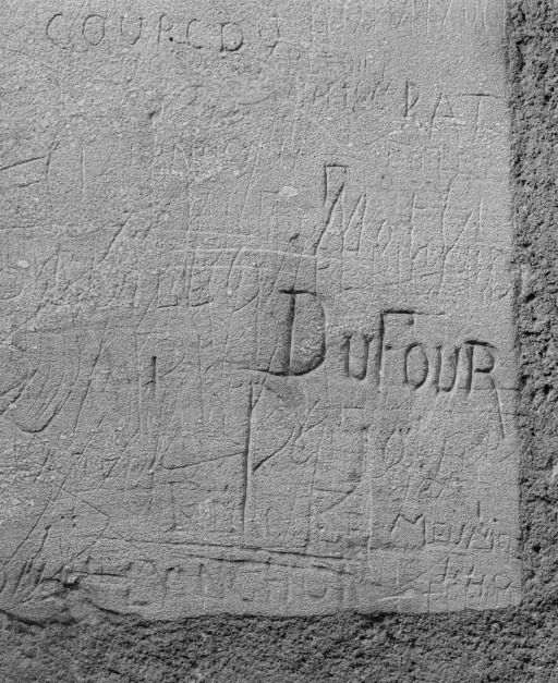 Graffitis sur le chaînage d'angle de la façade postérieure de l'aile militaire du bâtiment principal. © Jean-Luc Duthu / Région Bourgogne-Franche-Comté, Inventaire du patrimoine - 2003