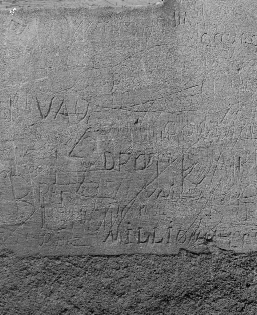 Graffitis sur le chaînage d'angle de la façade postérieure de l'aile militaire du bâtiment principal. © Jean-Luc Duthu / Région Bourgogne-Franche-Comté, Inventaire du patrimoine - 2003