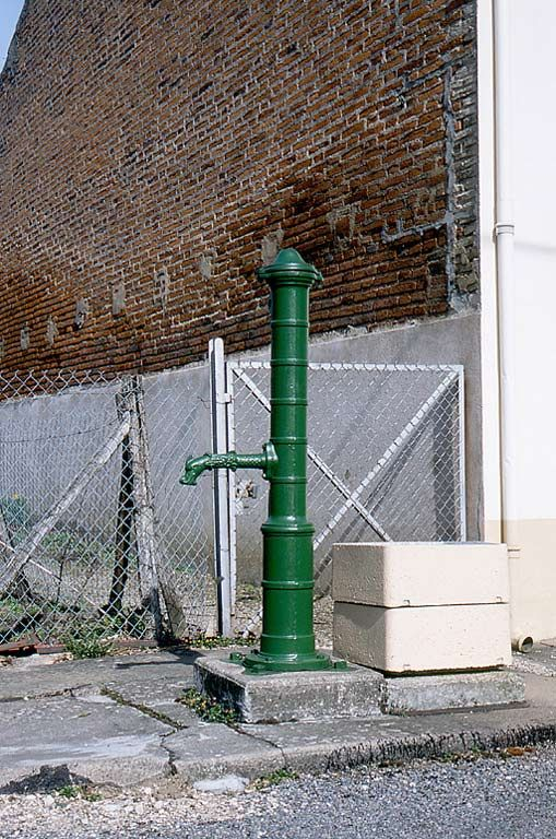 Fontaine rue du Sentier © Michel Rosso / Région Bourgogne-Franche-Comté, Inventaire du patrimoine - 2003