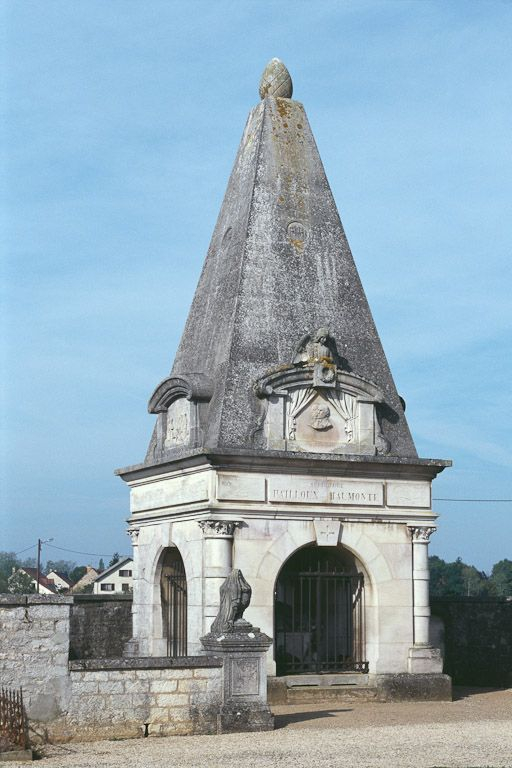 Vue d'ensemble du mausolée Pailloux-Haumonté, façade antérieure. © Jean-Luc Duthu / Région Bourgogne-Franche-Comté, Inventaire du patrimoine - 2003