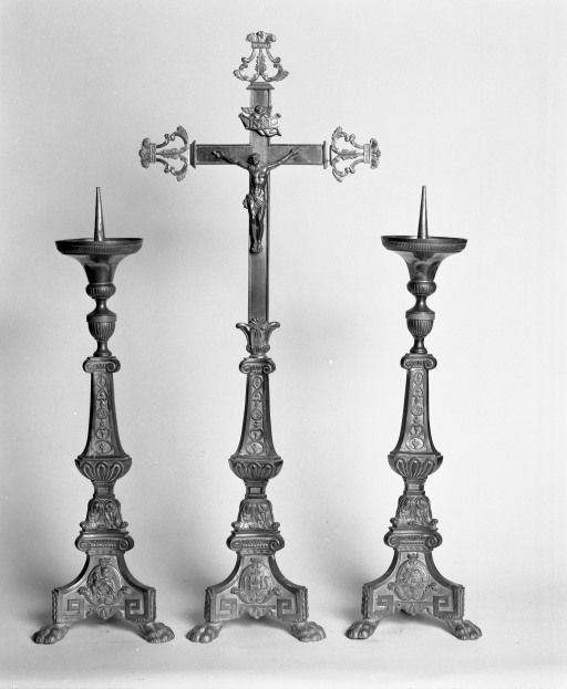 Croix et deux chandeliers. © Michel Rosso / Région Bourgogne-Franche-Comté, Inventaire du patrimoine - 2003