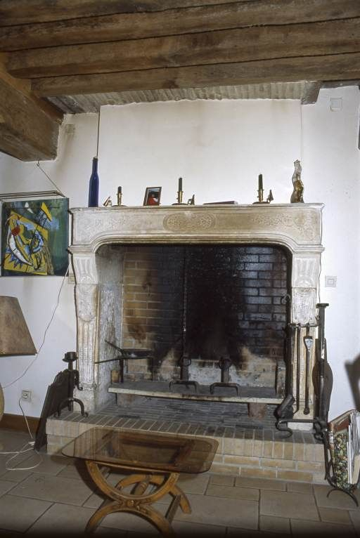 Logis principal : cheminée. © Michel Rosso / Région Bourgogne-Franche-Comté, Inventaire du patrimoine - 2003