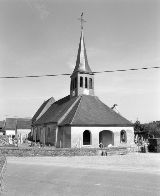 Vue d'ensemble : façade et élévation gauche. © Michel Rosso / Région Bourgogne-Franche-Comté, Inventaire du patrimoine - 2003