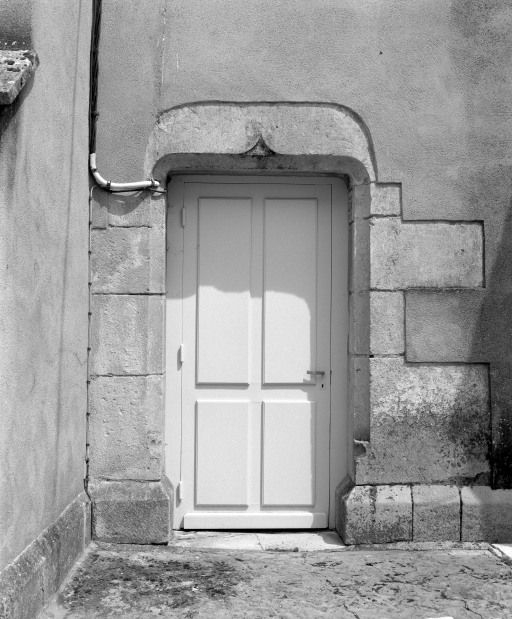 Choeur, porte latérale droite. © Michel Rosso / Région Bourgogne-Franche-Comté, Inventaire du patrimoine - 2003
