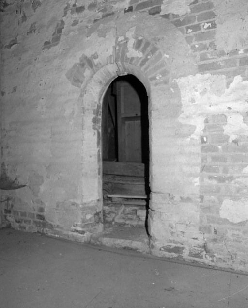 Ouverture d'accès au comble de la nef, côté porche ; décor de faux-appareil en chevrons dans l'enduit. © Michel Rosso / Région Bourgogne-Franche-Comté, Inventaire du patrimoine - 2003