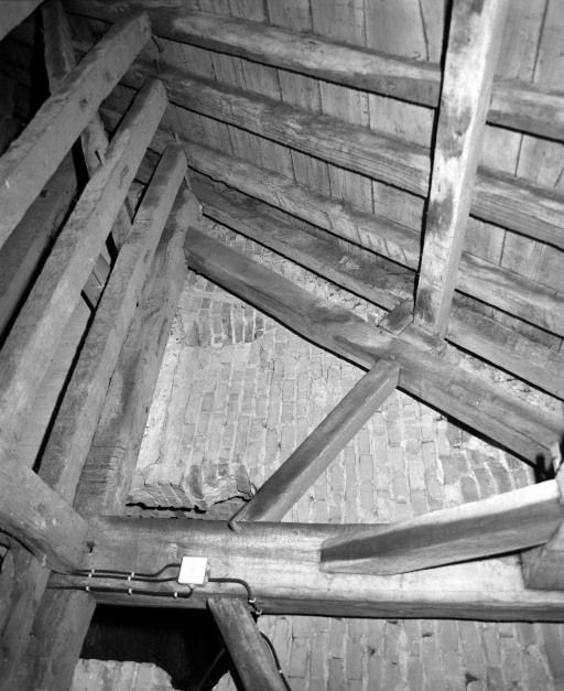 Comble : mur avec petite niche entre la nef et le choeur. © Michel Rosso / Région Bourgogne-Franche-Comté, Inventaire du patrimoine - 2003