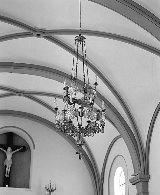 Lustre " couronne de lumière ". © Michel Rosso / Région Bourgogne-Franche-Comté, Inventaire du patrimoine - 2003