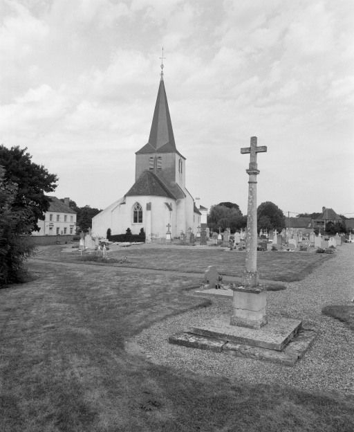 Chevet et croix du cimetière. © Michel Rosso / Région Bourgogne-Franche-Comté, Inventaire du patrimoine - 2003
