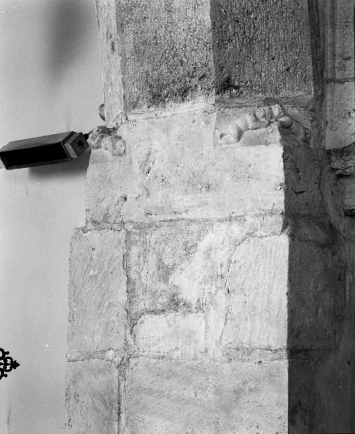 Pilier gauche du choeur : putti sculptés. © Michel Rosso / Région Bourgogne-Franche-Comté, Inventaire du patrimoine - 2003