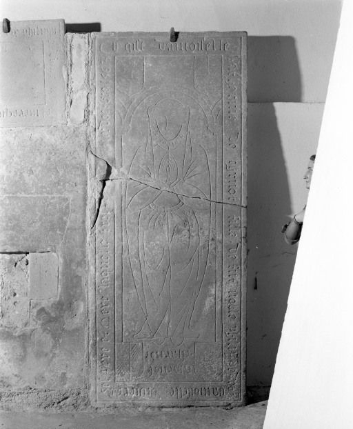 Dalle funéraire de Catherine Charnot. © Michel Rosso / Région Bourgogne-Franche-Comté, Inventaire du patrimoine - 2003