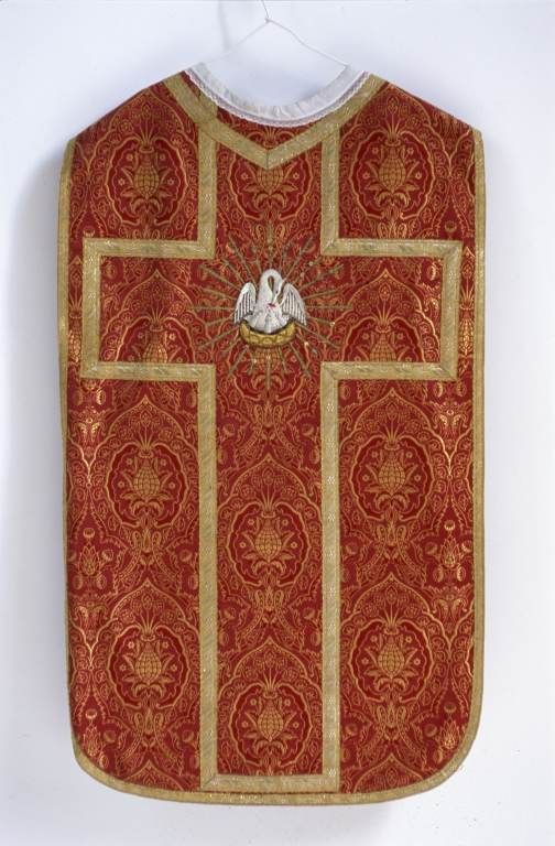 Chasuble rouge. © Michel Rosso / Région Bourgogne-Franche-Comté, Inventaire du patrimoine - 2003