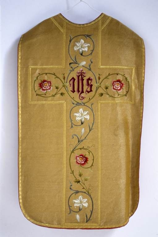 Chasuble dorée. © Michel Rosso / Région Bourgogne-Franche-Comté, Inventaire du patrimoine - 2003
