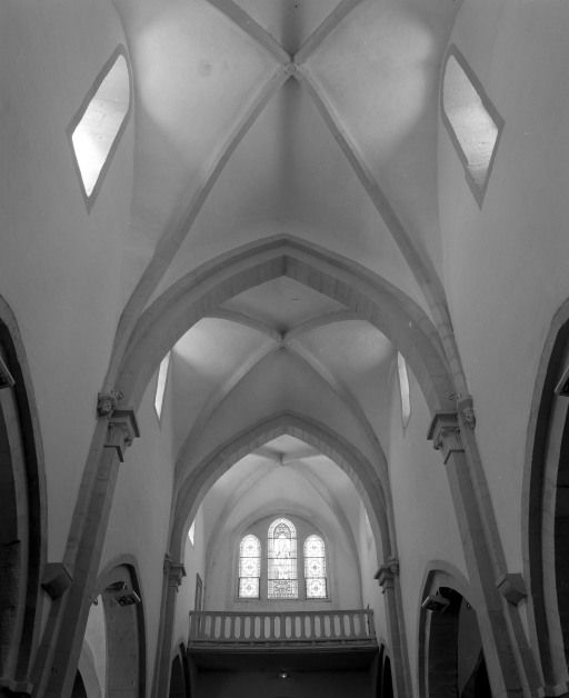 Vaisseau central de la nef, vue prise du choeur : voûtes et tribune. © Michel Rosso / Région Bourgogne-Franche-Comté, Inventaire du patrimoine - 2003