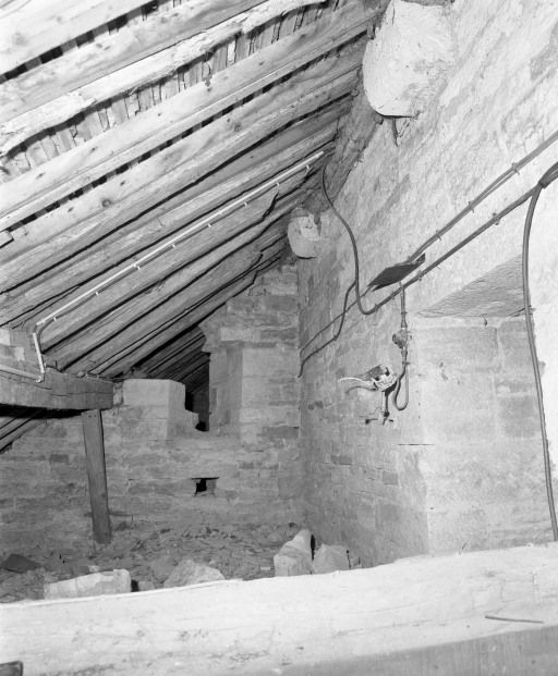 Mur gauche du clocher et mur postérieur de la chapelle gauche, vue prise du comble. © Michel Rosso / Région Bourgogne-Franche-Comté, Inventaire du patrimoine - 2003