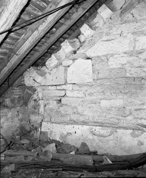 Partie inférieure du rampant du bas-côté droit, vue prise du comble de la sacristie. © Michel Rosso / Région Bourgogne-Franche-Comté, Inventaire du patrimoine - 2003