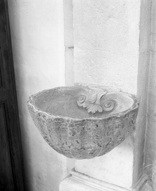 Vue d'un bénitier. © Michel Rosso / Région Bourgogne-Franche-Comté, Inventaire du patrimoine - 2003