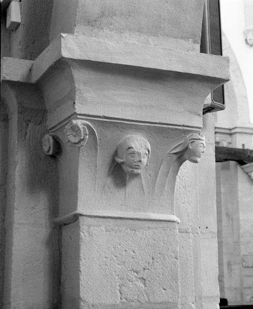 Nef, 2e grande arcade gauche, chapiteau postérieur de trois-quarts gauche (n° 12 sur le plan de localisation). © Michel Rosso / Région Bourgogne-Franche-Comté, Inventaire du patrimoine - 2003