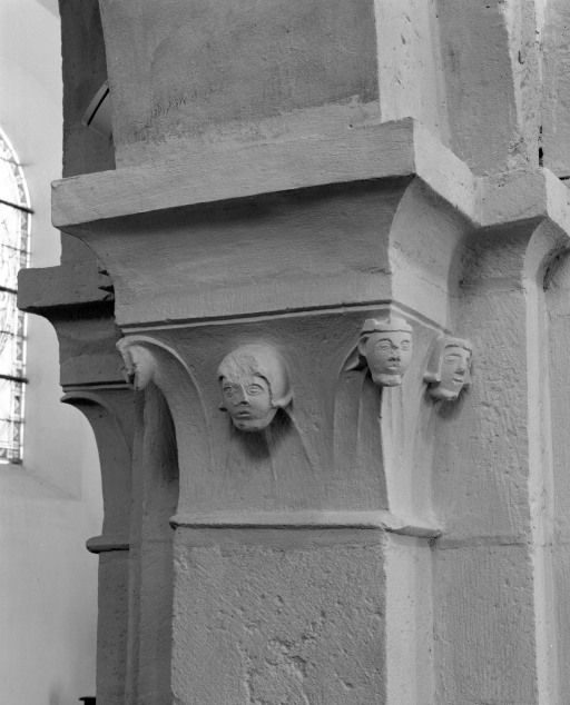 Nef, 2e grande arcade gauche, chapiteau postérieur de trois-quarts droit (n° 11 sur le plan de localisation). © Michel Rosso / Région Bourgogne-Franche-Comté, Inventaire du patrimoine - 2003