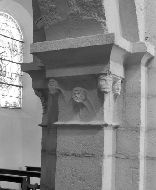 Nef, 1ère grande arcade gauche, chapiteau postérieur (n° 13 sur le plan de localisation). © Michel Rosso / Région Bourgogne-Franche-Comté, Inventaire du patrimoine - 2003