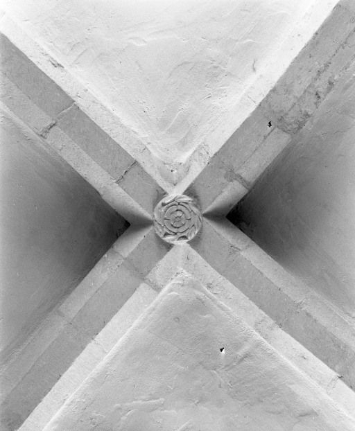 Nef, clef de voûte de la 2e travée (n° 16 sur le plan de localisation). © Michel Rosso / Région Bourgogne-Franche-Comté, Inventaire du patrimoine - 2003