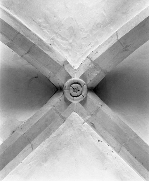 Nef, clef de voûte de la 3e travée (n° 17 sur le plan de localisation). © Michel Rosso / Région Bourgogne-Franche-Comté, Inventaire du patrimoine - 2003