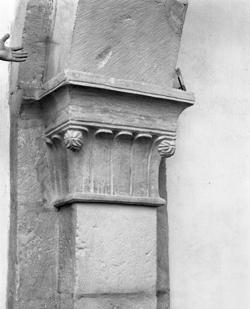 Nef, 1ère grande arcade gauche, chapiteau antérieur (n° 14 sur le plan de localisation). © Michel Rosso / Région Bourgogne-Franche-Comté, Inventaire du patrimoine - 2003