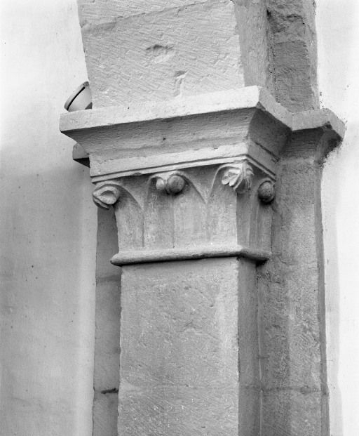 Nef, 1ère grande arcade droite, chapiteau antérieur (n° 15 sur le plan de localisation). © Michel Rosso / Région Bourgogne-Franche-Comté, Inventaire du patrimoine - 2003