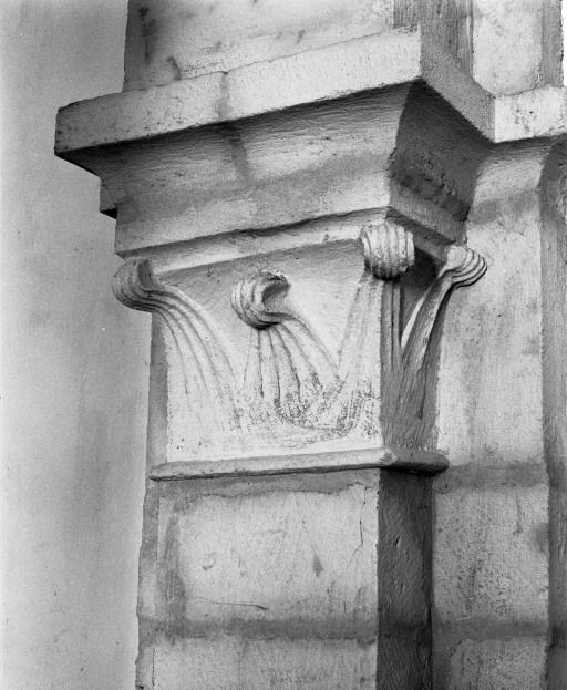 Bas-côté gauche, chapiteau gauche de l'arcade entre les 2e et 3e travées (n° 25 sur le plan de localisation). © Michel Rosso / Région Bourgogne-Franche-Comté, Inventaire du patrimoine - 2003