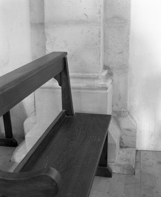 Bas-côté gauche, base du pilastre gauche de l'arcade entre les 1ère et 2e travées (n° 28 sur le plan de localisation). © Michel Rosso / Région Bourgogne-Franche-Comté, Inventaire du patrimoine - 2003