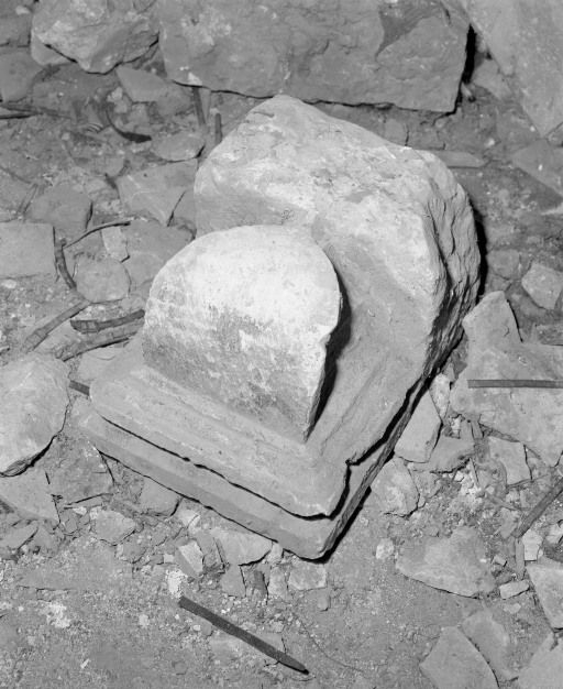 Console avec armoiries peintes (déposée dans le comble). © Michel Rosso / Région Bourgogne-Franche-Comté, Inventaire du patrimoine - 2003