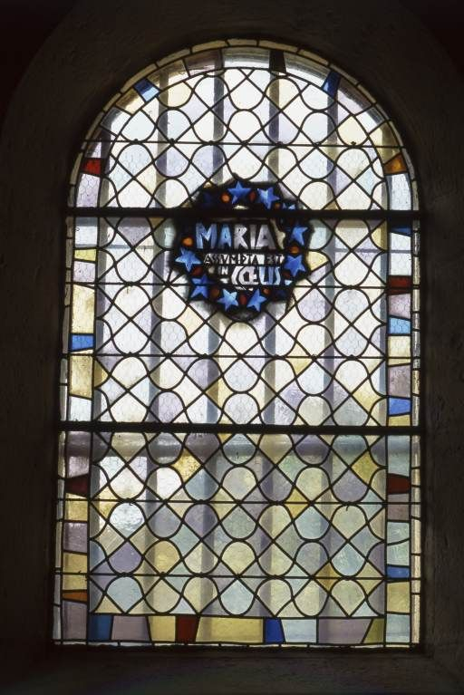 Bas-côté droit, chapelle de la Vierge, baie 4 : motifs géométriques. © Michel Rosso / Région Bourgogne-Franche-Comté, Inventaire du patrimoine - 2003