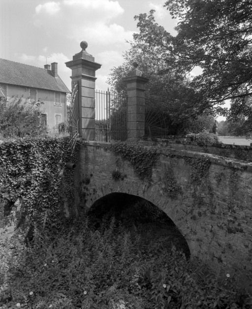 Pont dormant donnant accès à la cour. © Michel Rosso / Région Bourgogne-Franche-Comté, Inventaire du patrimoine - 2003