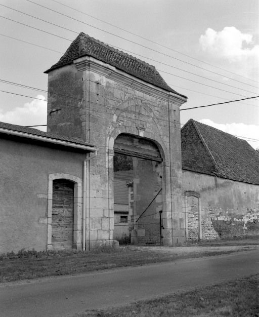Porterie donnant sur le "Sentier des Moines". © Michel Rosso / Région Bourgogne-Franche-Comté, Inventaire du patrimoine - 2003