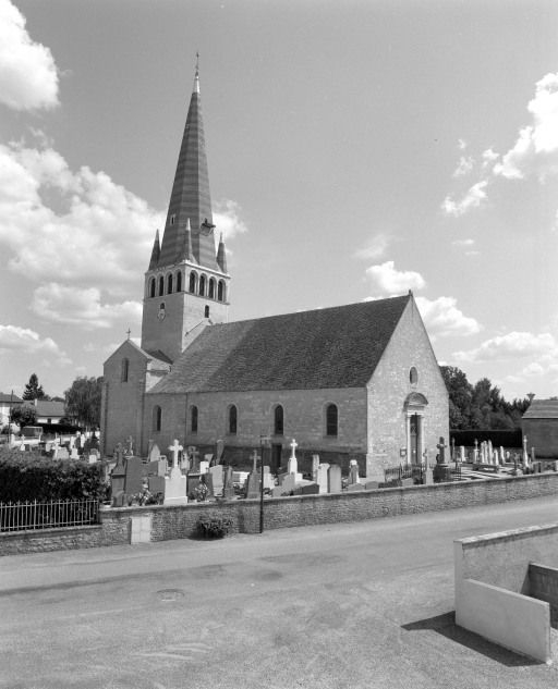Vue d'ensemble : façade et élévation gauche. © Michel Rosso / Région Bourgogne-Franche-Comté, Inventaire du patrimoine - 2003