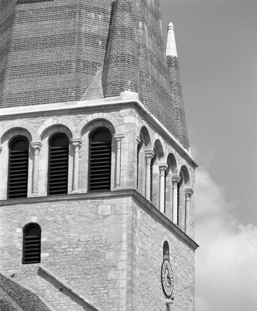 Clocher : détail des baies de la face droite. © Michel Rosso / Région Bourgogne-Franche-Comté, Inventaire du patrimoine - 2003