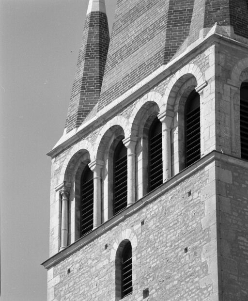 Clocher : détail des baies de la face postérieure. © Michel Rosso / Région Bourgogne-Franche-Comté, Inventaire du patrimoine - 2003
