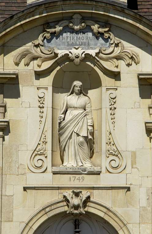 Aile droite : travée de la chapelle, niche et statue de sainte Marthe. © Michel Thierry / Région Bourgogne-Franche-Comté, Inventaire du patrimoine - 2004
