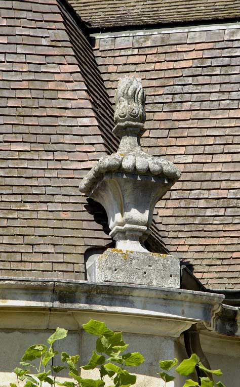 Aile droite : travée de la chapelle, pot à feu. © Michel Thierry / Région Bourgogne-Franche-Comté, Inventaire du patrimoine - 2004