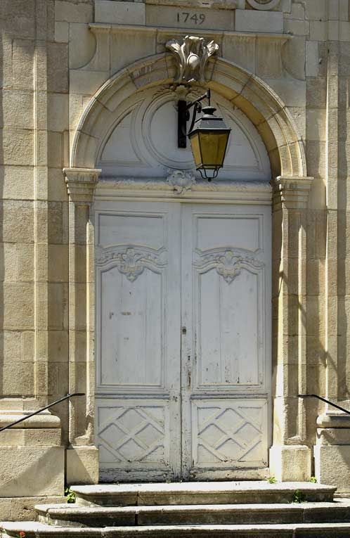 Aile droite : travée de la chapelle, porte sculptée par V. François. © Michel Thierry / Région Bourgogne-Franche-Comté, Inventaire du patrimoine - 2004