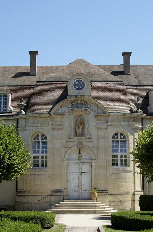 Aile gauche dite fondation Arnault : élévation sur la cour antérieure, avant-corps central. © Michel Thierry / Région Bourgogne-Franche-Comté, Inventaire du patrimoine - 2004