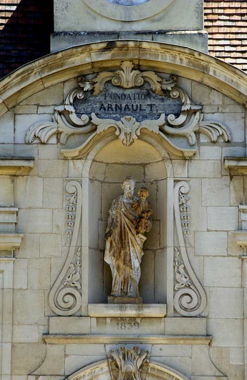 Aile gauche dite fondation Arnault : élévation sur la cour antérieure, niche et statue de saint Joseph. © Michel Thierry / Région Bourgogne-Franche-Comté, Inventaire du patrimoine - 2004