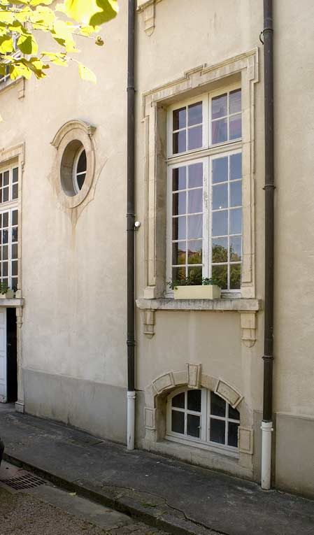 Ancien hôtel du gouverneur : élévation antérieure, porte d'entrée principale et fenêtres. © Michel Thierry / Région Bourgogne-Franche-Comté, Inventaire du patrimoine - 2004