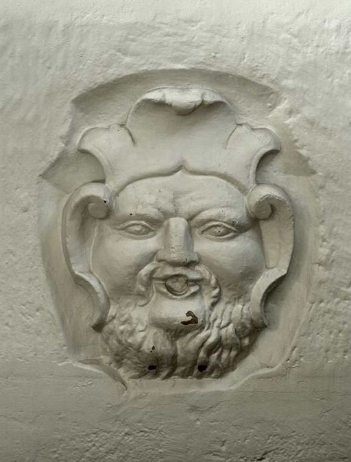 Aile droite : ancienne salle des femmes, salle Sainte-Marthe, mascaron de l'ancienne fontaine (sculpté par V. François) dans le mur droit. © Michel Thierry / Région Bourgogne-Franche-Comté, Inventaire du patrimoine - 2004