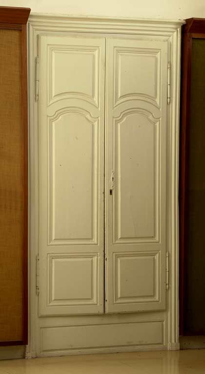 Aile droite : ancienne salle des femmes, salle Sainte-Marthe, portes d'un placard mural. © Michel Thierry / Région Bourgogne-Franche-Comté, Inventaire du patrimoine - 2004