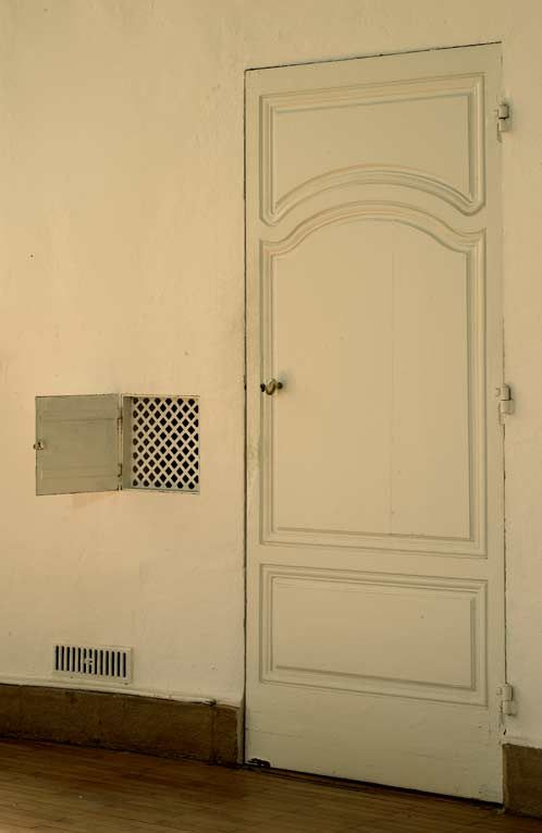 Aile droite : chapelle, porte de la sacristie. © Michel Thierry / Région Bourgogne-Franche-Comté, Inventaire du patrimoine - 2004