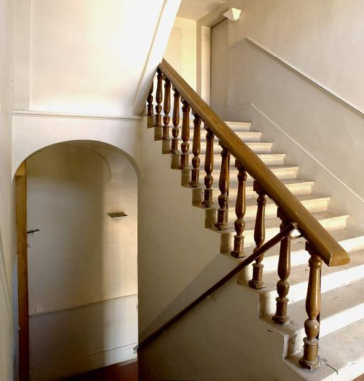 Ancien hôtel du gouverneur : escalier rampe sur rampe, 4e volée à rampe d'appui à balustres. © Michel Thierry / Région Bourgogne-Franche-Comté, Inventaire du patrimoine - 2004